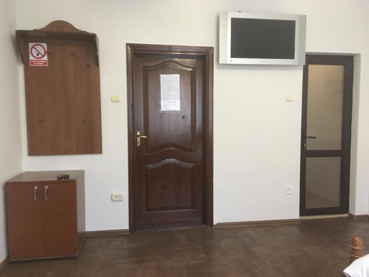 Міні-Готель Нептун Ρίβνε Εξωτερικό φωτογραφία